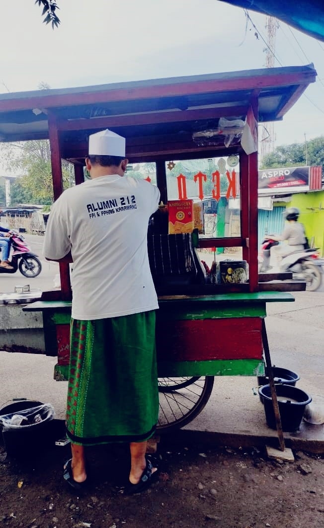 Ketoprak Mas Apud Johar: Dari Pengacara hingga Aktivis, Semua Ngangsu Nikmat di Pusat Kuliner Kaki Lima Karawang