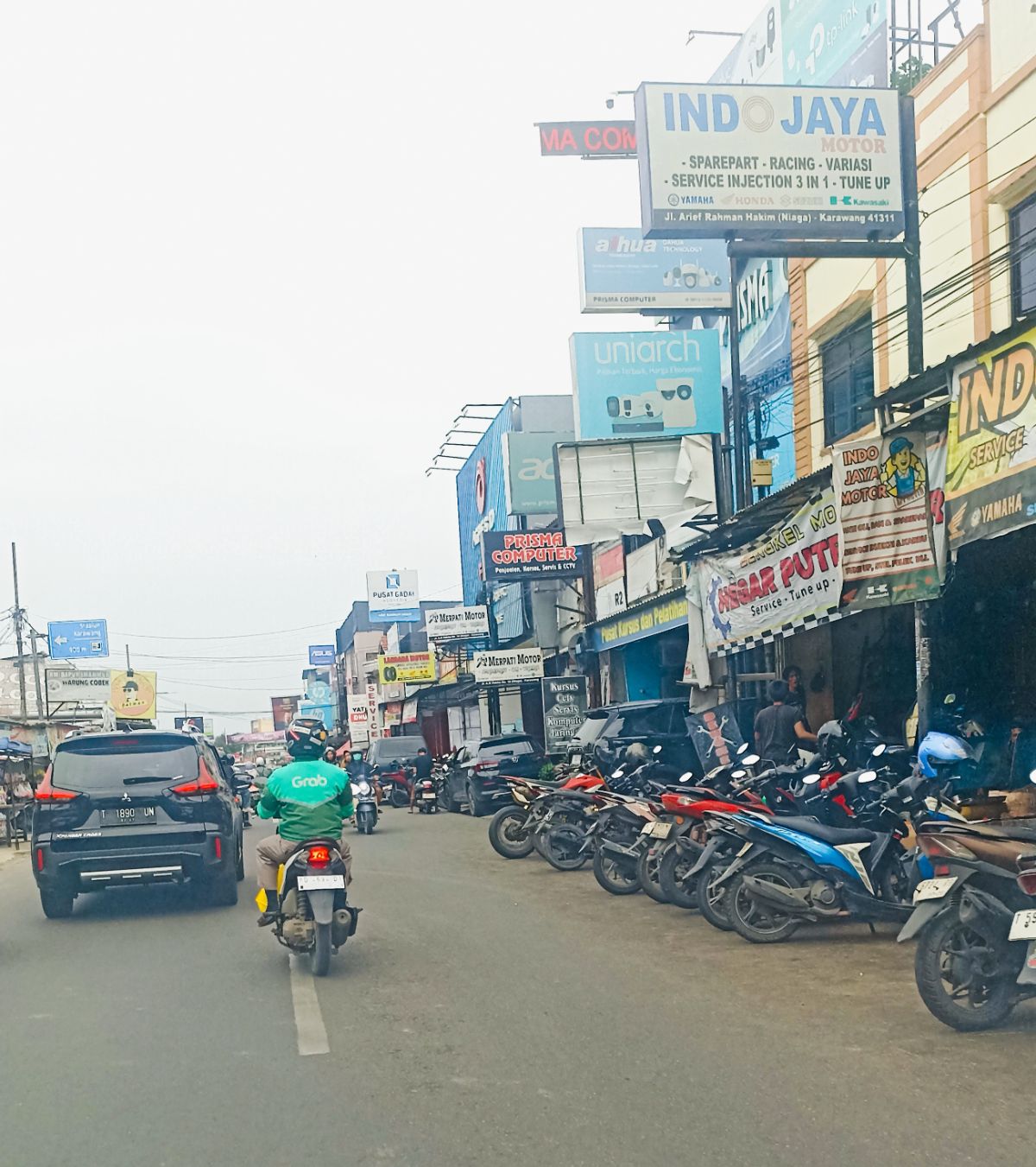 Parkir Liar di Jl. Niaga Karawang Kembali Viral: Kemacetan di Kawasan Gonggo Kian Semrawut dan Keluhkan Pengguna Jalan - Foto 2