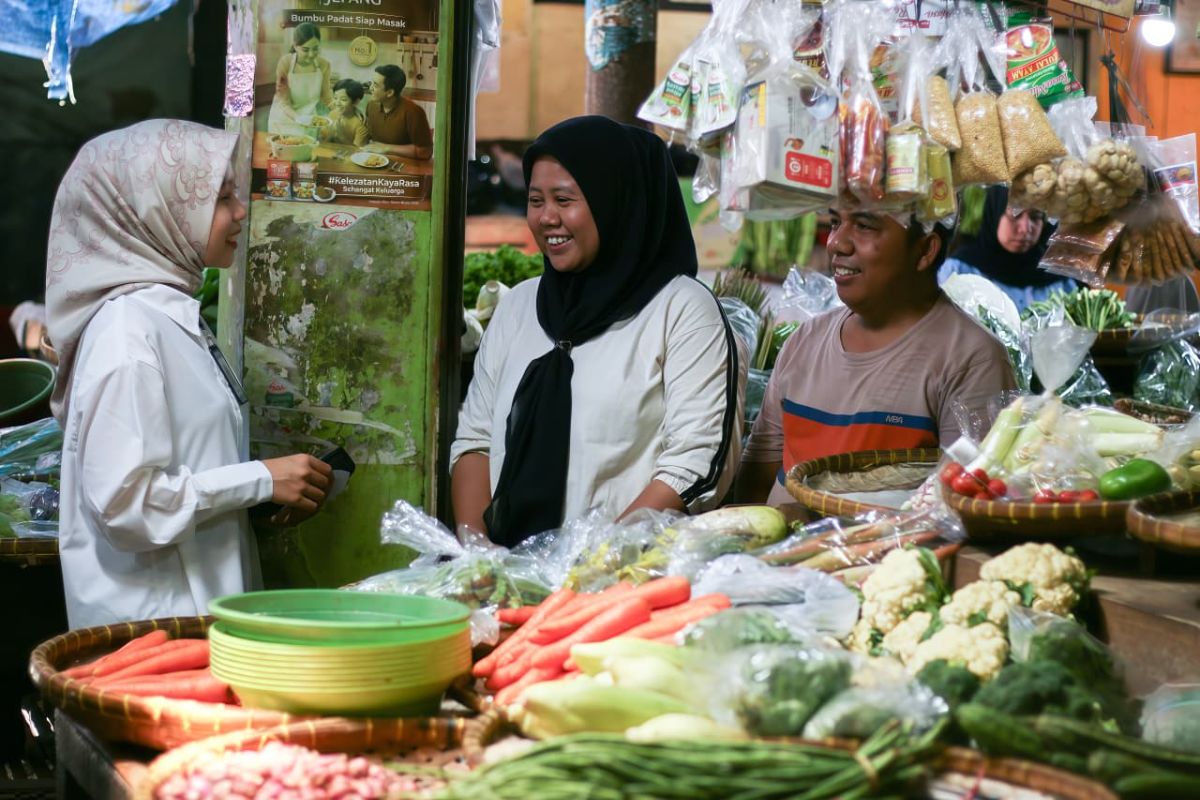 Tak Perlu Tinggalkan Lapak, LKM Karawang Jemput Tabungan Pedagang Pasar Langsung ke Lokasi - Foto 3
