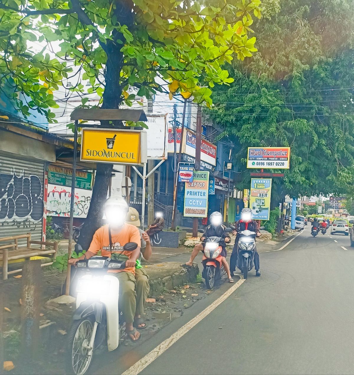 Nekat Lawan Arah di Pintu Kereta Tuparev Karawang, Siapa Bertanggung Jawab Jika Terjadi Korban? - Foto 2