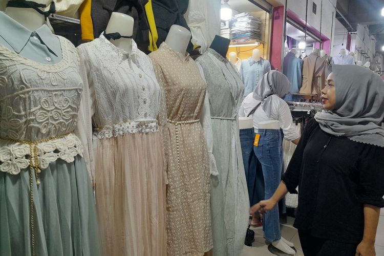 Tren Fashion Lebaran 2026 di Pasar Johar Karawang: Dari "Baju Bini Orang" hingga Gaya Skena Jaksel - Foto 2
