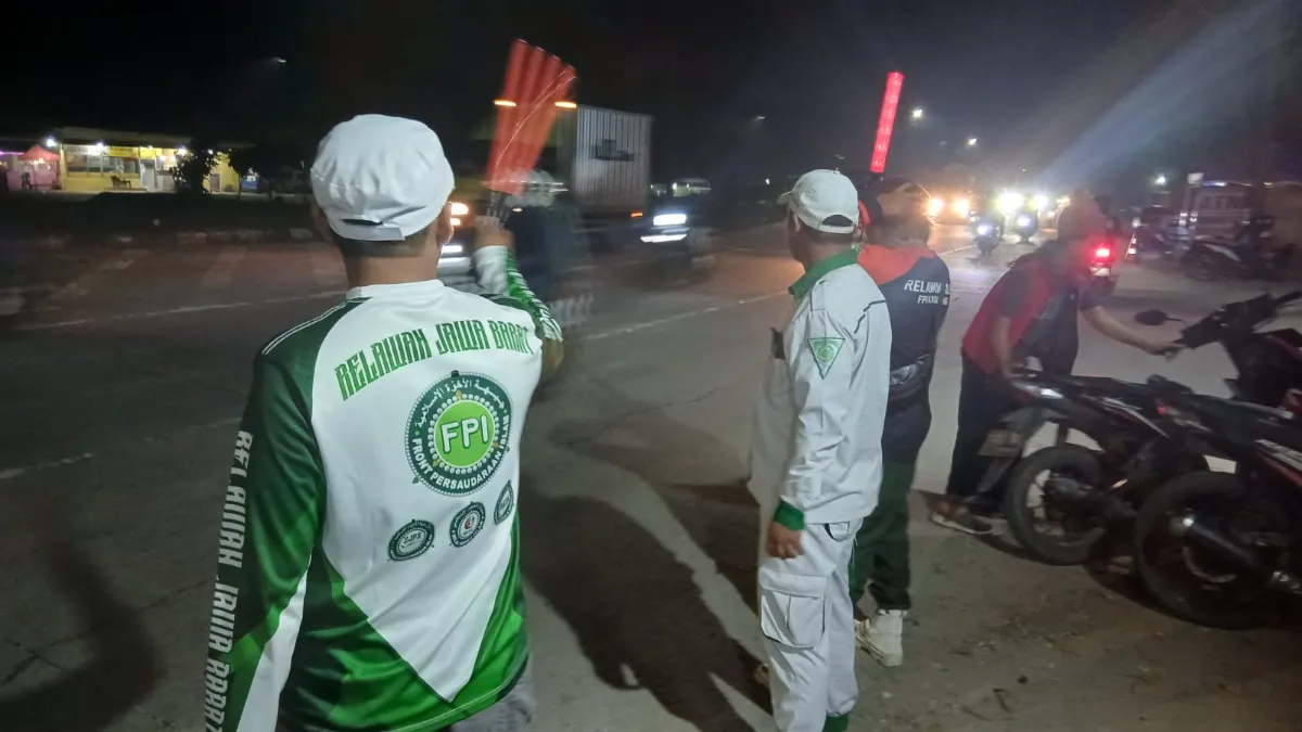 Komando di Jalur Mudik! Wakil Wali Laskar FPI Karawang Instruksikan Personel Siaga Penuh 24 Jam - Foto 2