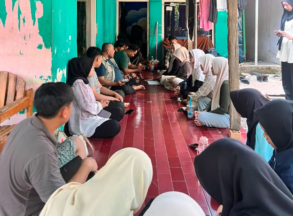 الانتهاء من استراتيجية إدارة النفايات، DPL UBP Karawang تزور طلاب KKN في قرية بليرد - Foto 2