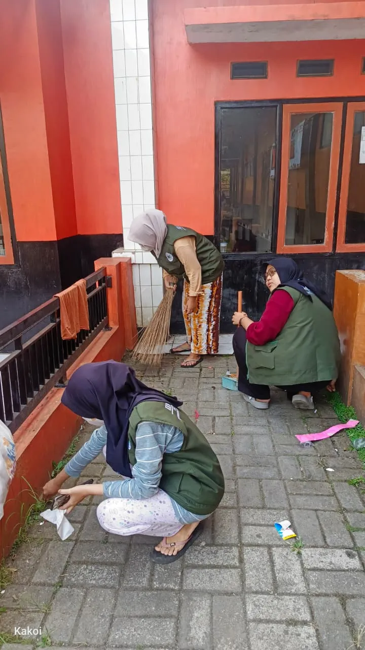 清洁星期五行动，UBP Karawang KKN 学生和恳求居民共同努力消除垃圾 - Foto 2