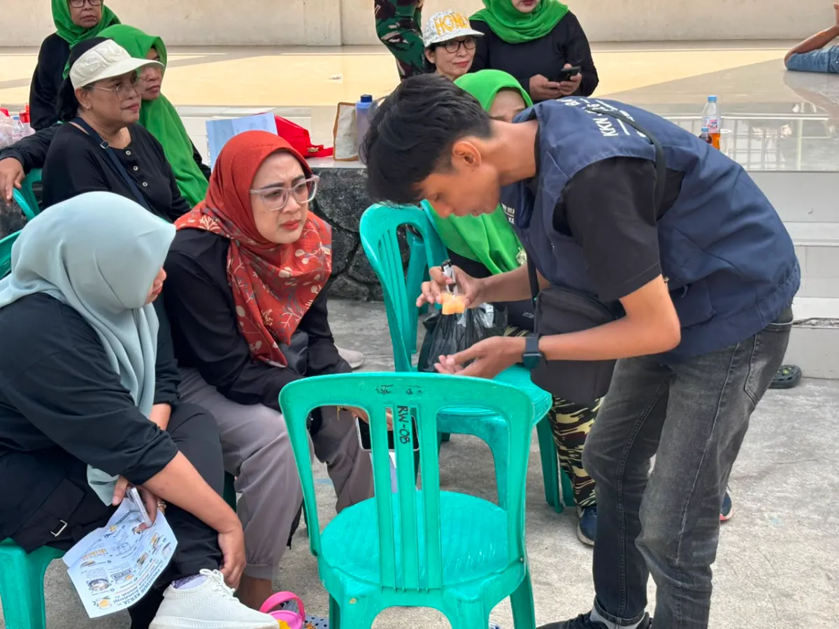 Kreatif! Mahasiswa KKN UBP Karawang Ajarkan Warga Jomin Barat Bikin Lilin Aromaterapi dari Minyak Jelantah - Foto 2