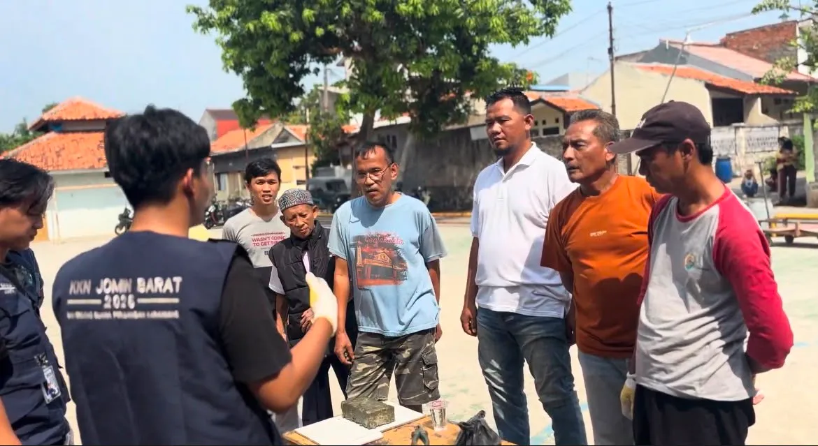 Kreatif! Warga Jomin Barat Sulap Sampah Plastik Jadi Paving Block Berkat KKN UBP Karawang - Foto 2