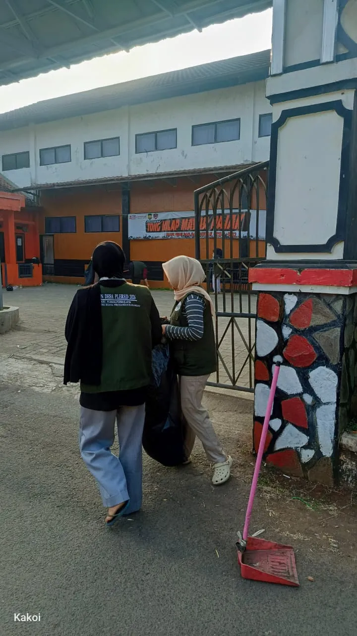 清洁星期五行动，UBP Karawang KKN 学生和恳求居民共同努力消除垃圾 - Foto 3
