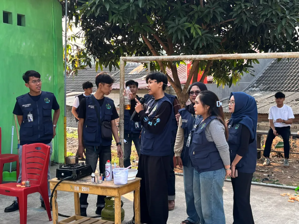 Kreatif! Mahasiswa KKN UBP Karawang Ajarkan Warga Jomin Barat Bikin Lilin Aromaterapi dari Minyak Jelantah - Foto 3