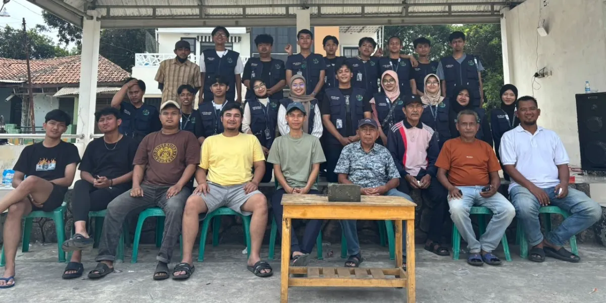 Kreatif! Warga Jomin Barat Sulap Sampah Plastik Jadi Paving Block Berkat KKN UBP Karawang - Foto 3