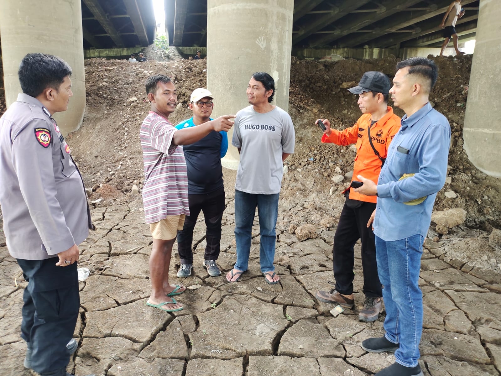 ORANG TENGGELAM DI SUNGAI CITARUM KARAWANG, PENCARIAN BELUM MEMBAWA HASIL