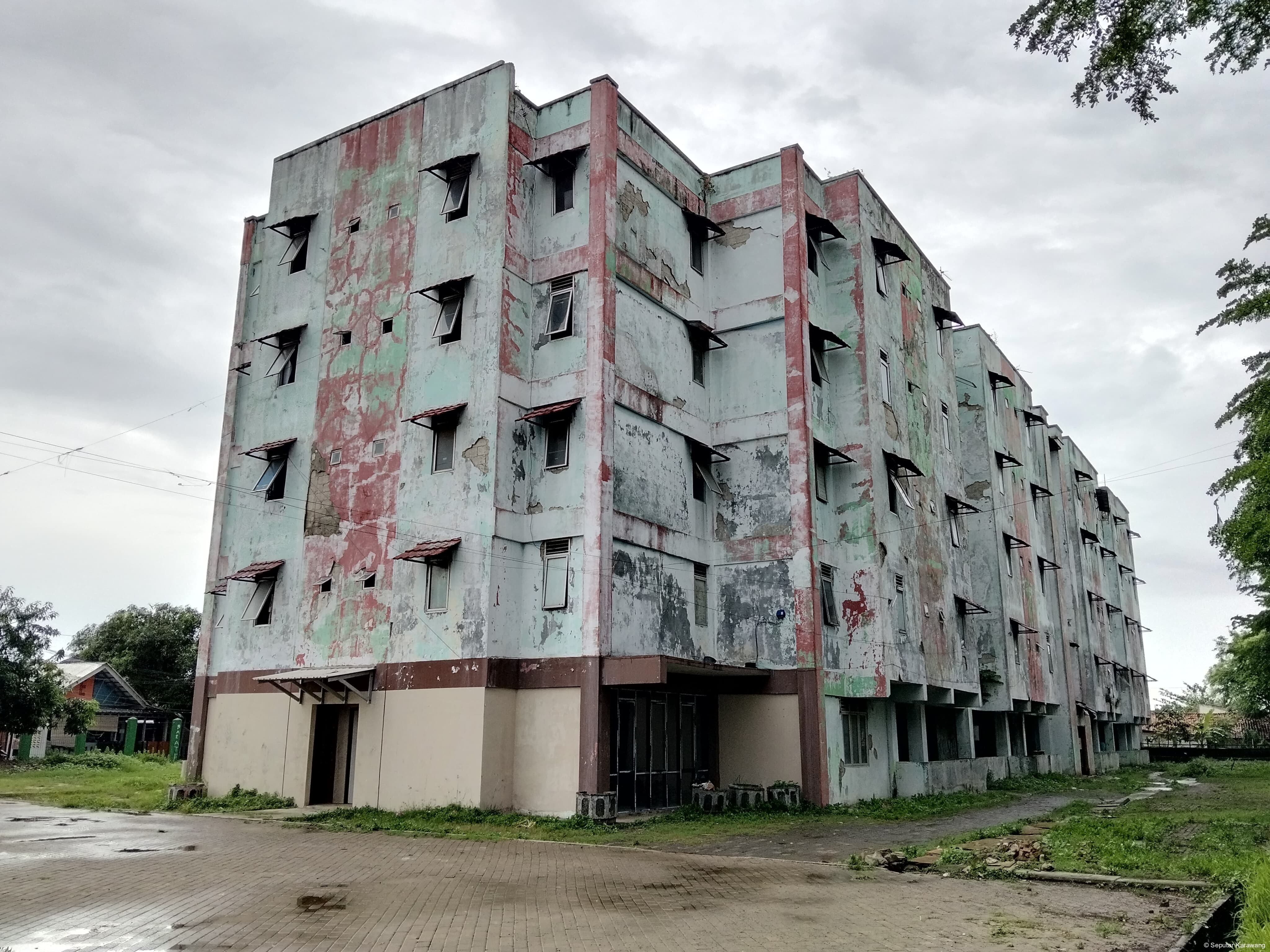 Rusunawa Karawang Digerebek Warga: Lokasi Diduga Jadi Sarang Narkoba & Prostitusi, Warga Minta Penertiban Total!