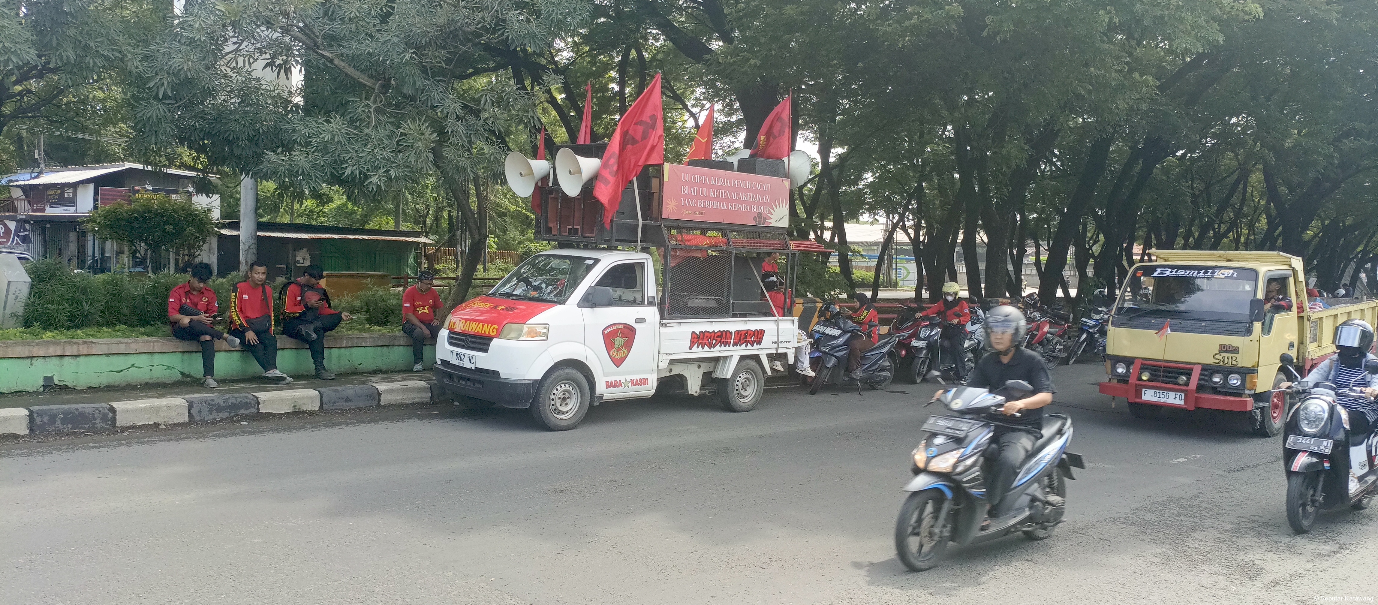 Gelar Aksi di Disnakertrans, ASPEK KASBI Desak Bupati Karawang Rekomendasikan Kenaikan Upah 0,9 Persen