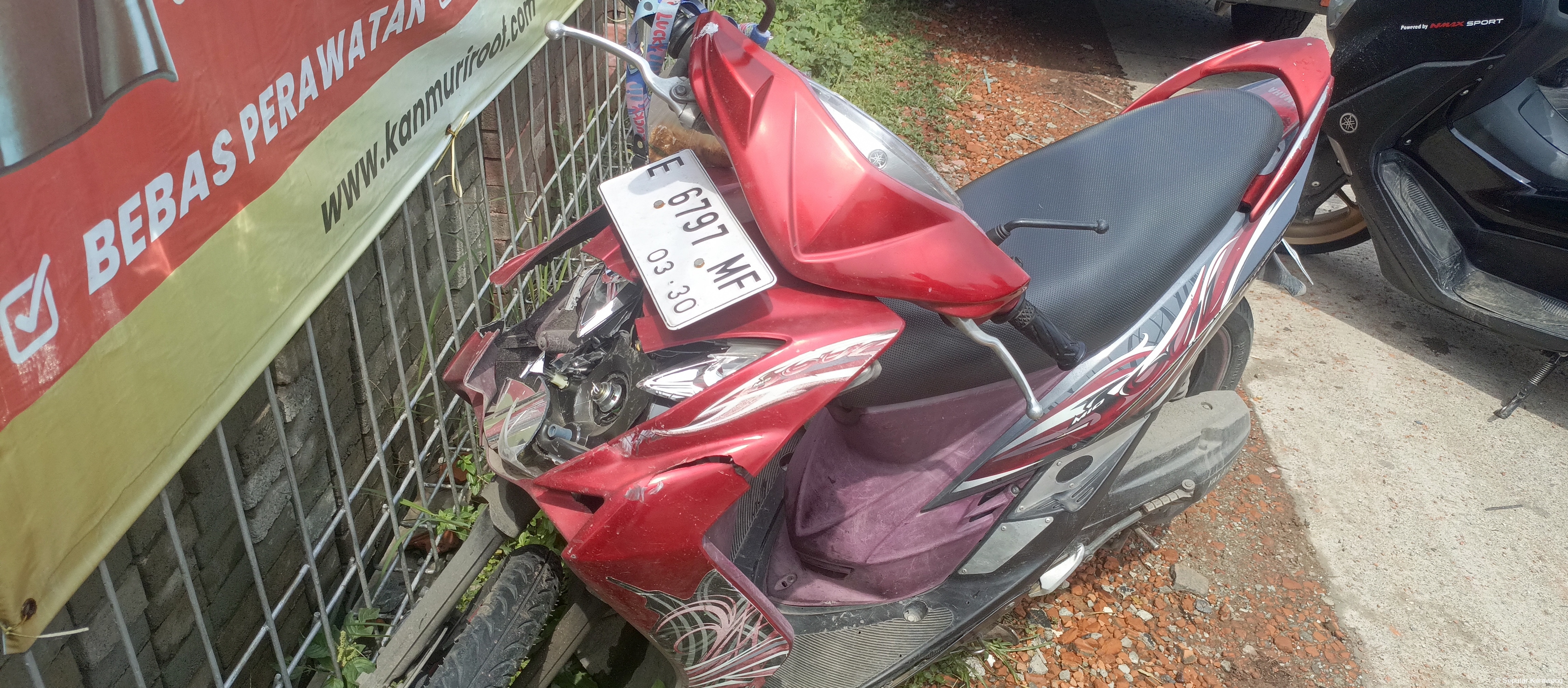 Motor Tabrak Truk Es Batu di Depan Polres Karawang, Ibu Pengendara Pingsan dan Dilarikan ke RS