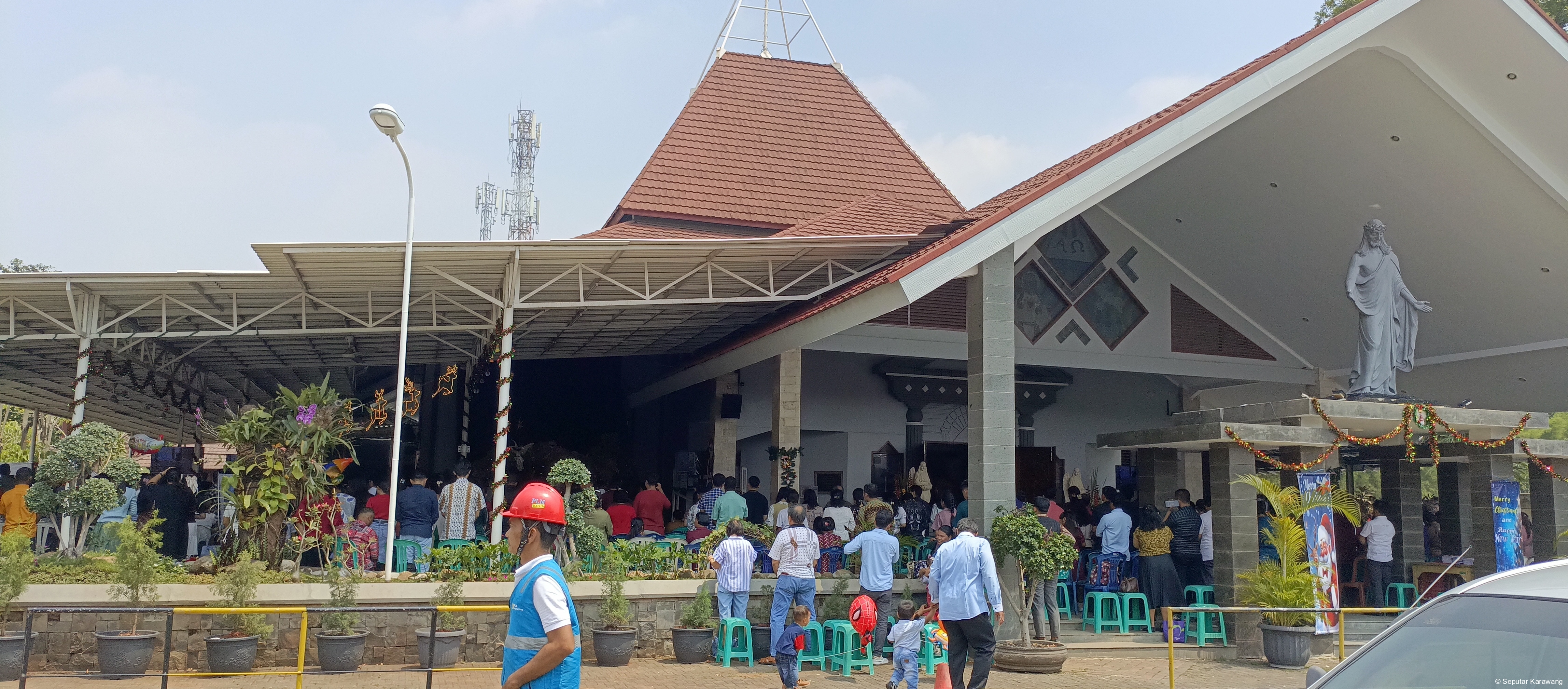 Suasana Natal 2025 di Gereja Katolik Kristus Raja Karawang Kota Berlangsung Aman dan Khidmat