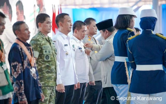 Momen Bersejarah di Karawang: Presiden Prabowo Umumkan Swasembada Pangan dan Anugerahi Bupati Aep Satyalancana Wira Karya