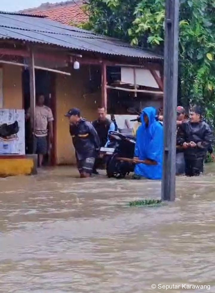 Hujan Deras Picu Banjir di Sejumlah Kelurahan Karawang Barat, Warga Keluhkan Drainase Tak Berfungsi