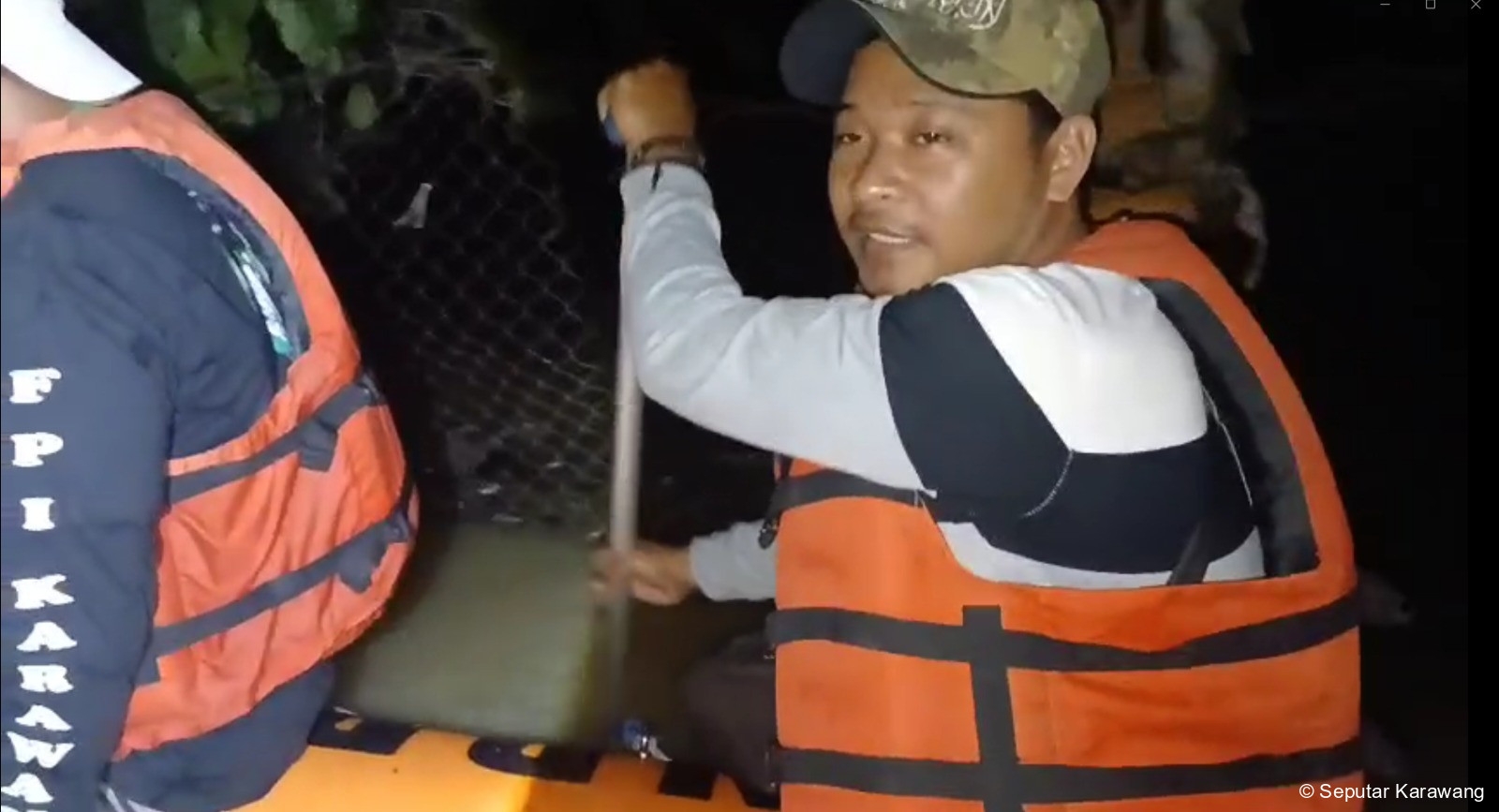 SEPEKAN BANJIR KARANGLIGAR: Militansi Tanpa Batas Relawan FPI Karawang Tembus Kegelapan Malam Demi Umat