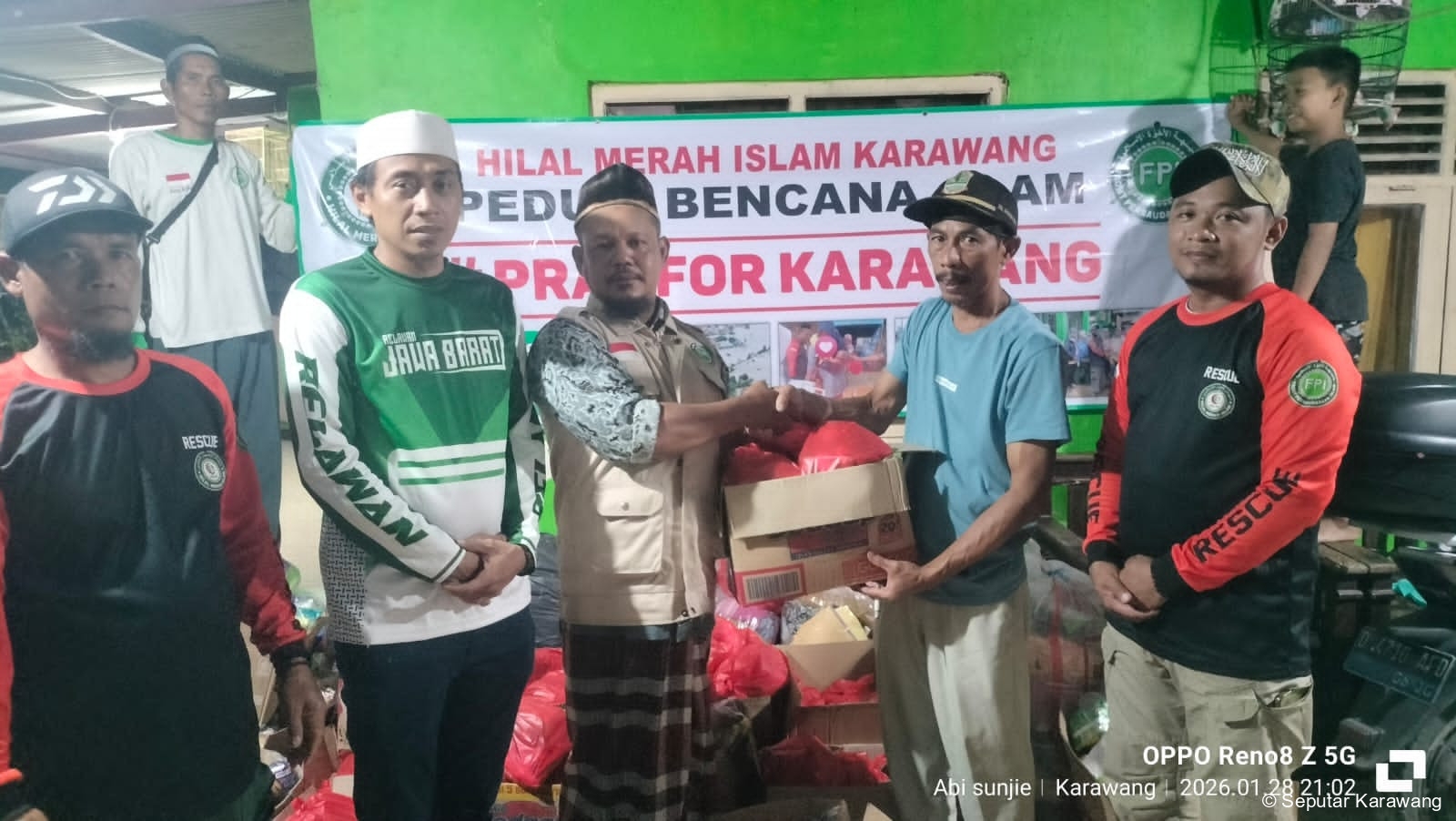 Pasca Banjir Karang Ligar, HILMI dan FPI Salurkan Bantuan Ransum Hingga Pakaian ke Rumah Warga
