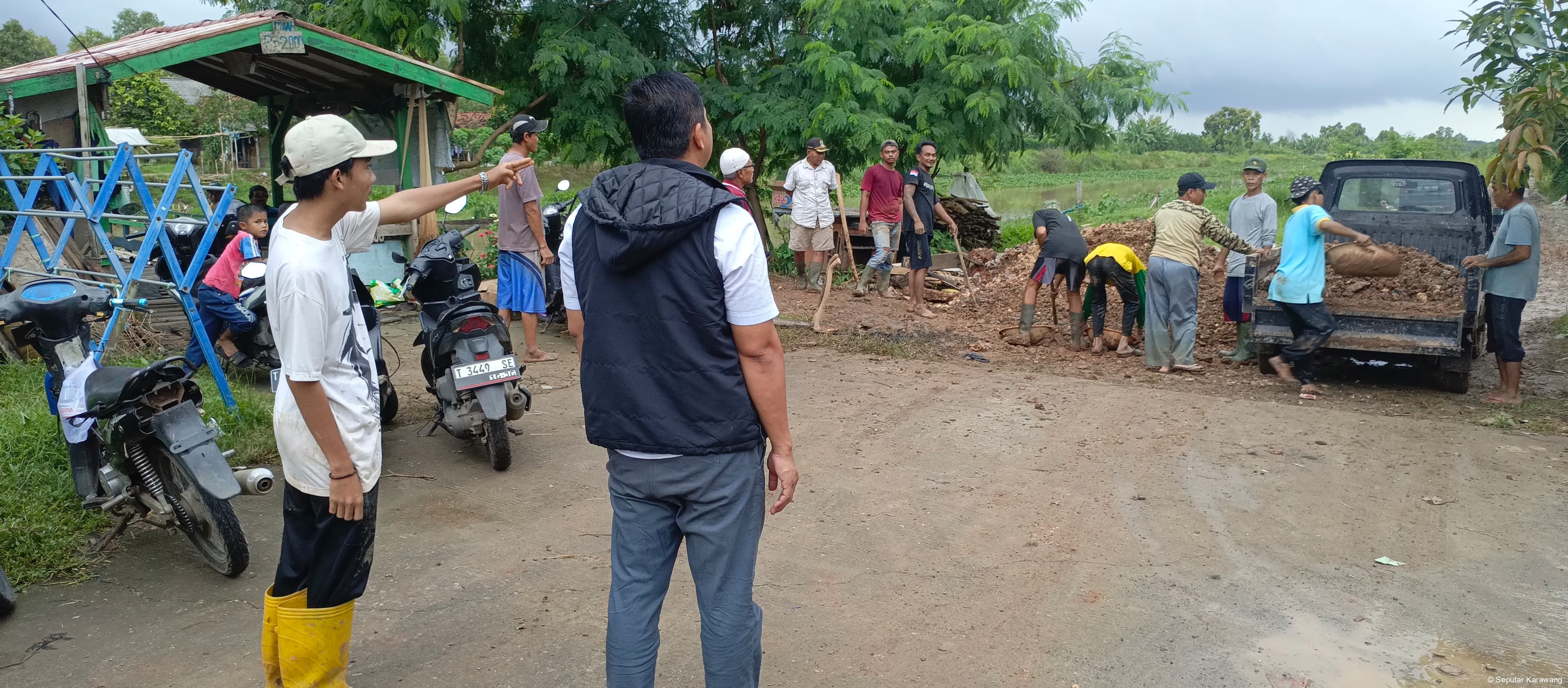 Haji Tatang Tinjau Gotong Royong Warga Perbaiki Jalan Rusak di Desa Darawolong, Janji Perjuangkan Bantuan Pemda Karawang