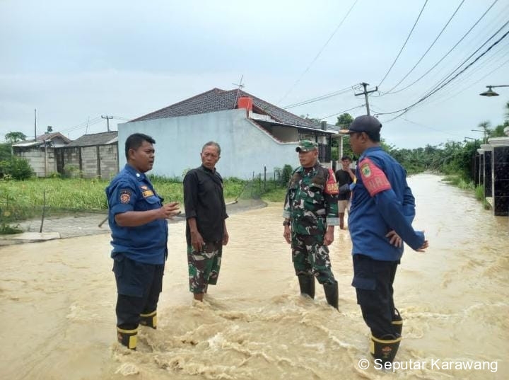 Tim Damkar Siaga Banjir di Cilamaya, Lakukan Asesmen dan Pantauan Lapangan