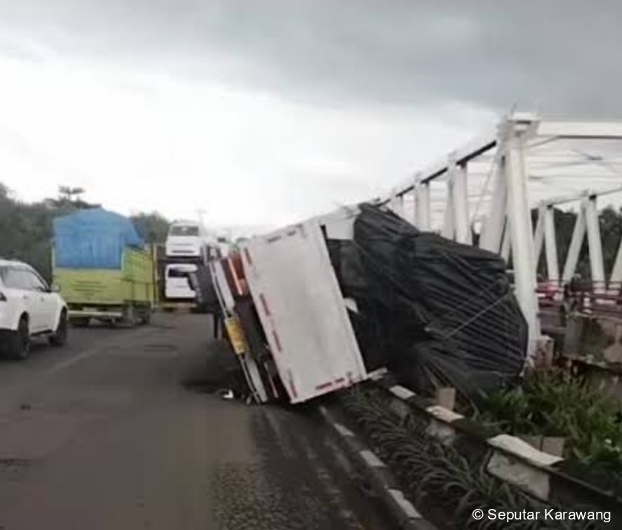 Truk Bermuatan Material Terguling di Pantura Kosambi Karawang, Diduga Akibat Jalan Berlubang