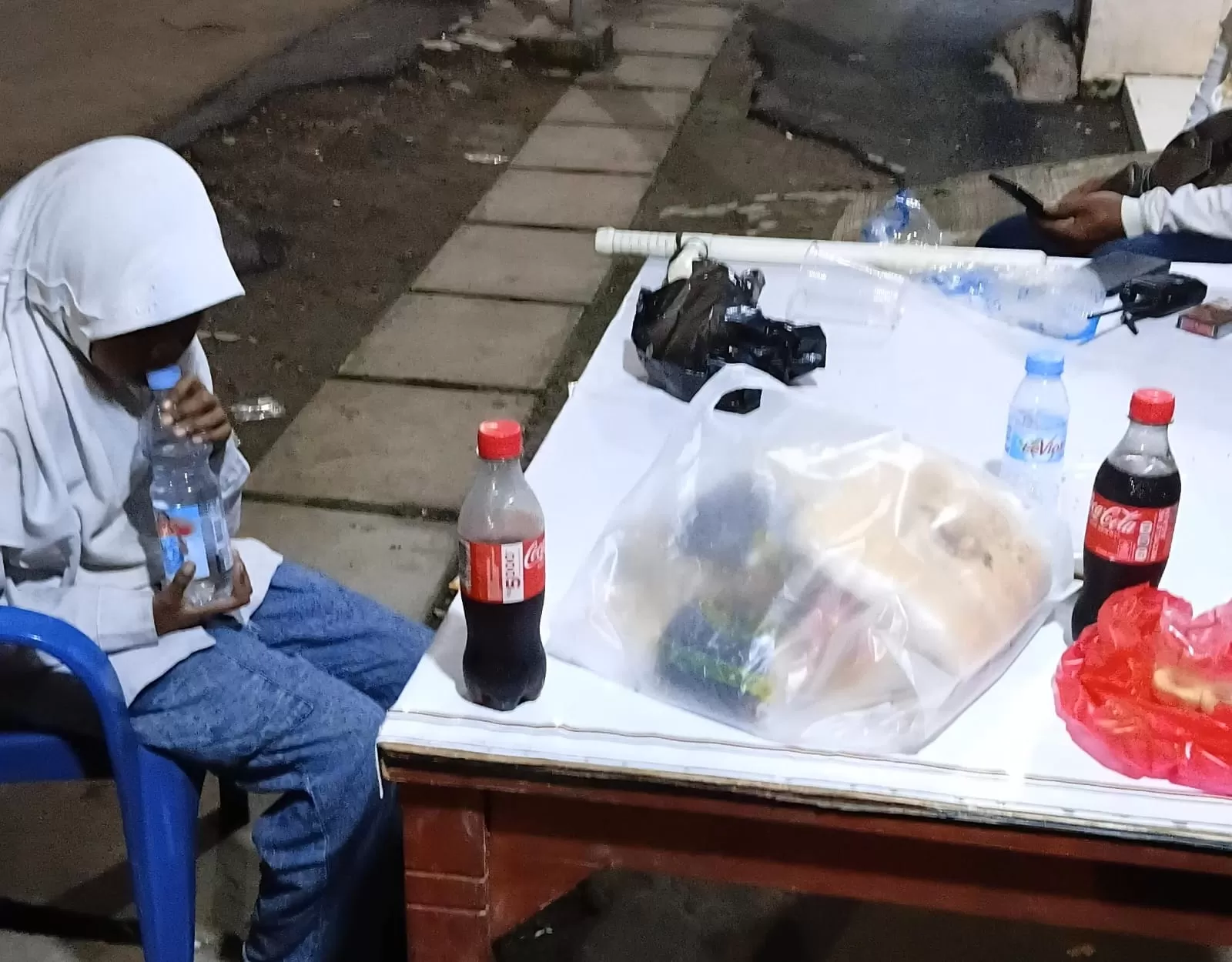 Ketika Malam Tak Memberi Perlindungan, Bocah Penjual Roti Menunggu dengan Rasa Takut